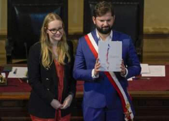 Boric recibe proyecto de nueva Constitución para Chile y convoca a un plebiscito