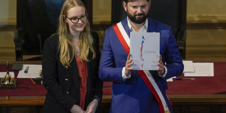 Boric recibe proyecto de nueva Constitución para Chile y convoca a un plebiscito