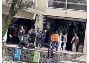 Encapuchados ingresan en Facultad de Contaduría y Administración de la UNAM y golpean estudiantes
