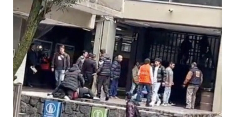 Encapuchados ingresan en Facultad de Contaduría y Administración de la UNAM y golpean estudiantes