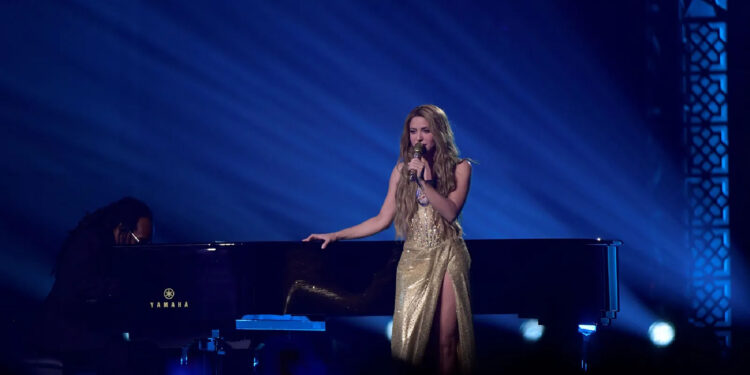 Shakira interpreta “Acróstico” con sus hijos en los premios Latin Grammy