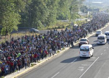 Migrantes que caminan por sur de México piden más oportunidades para quienes huyen de la pobreza