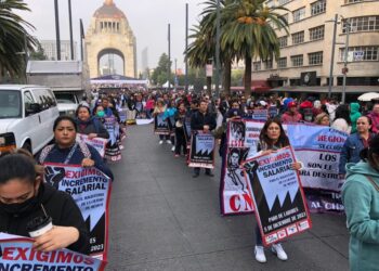 Maestros de la CNTE marchan para exigir aumento salarial prometido por AMLO