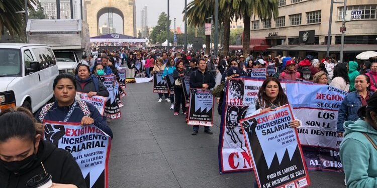 Maestros de la CNTE marchan para exigir aumento salarial prometido por AMLO