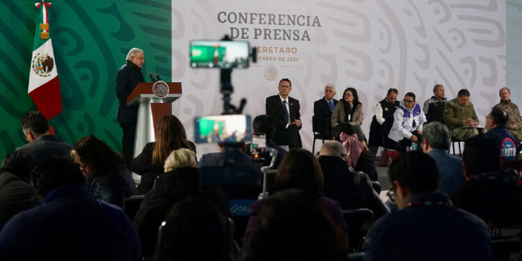 AMLO niega censura a medios tras salida de Azucena Uresti de Milenio