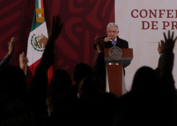 Filtran datos de más de 300 periodistas que cubren conferencias de AMLO
