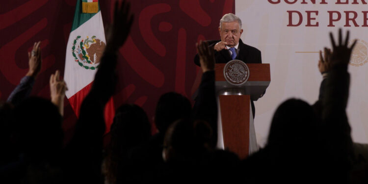 Filtran datos de más de 300 periodistas que cubren conferencias de AMLO