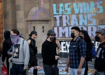 Comunidad LGBTI+ protesta en Palacio Nacional por asesinato de activista trans