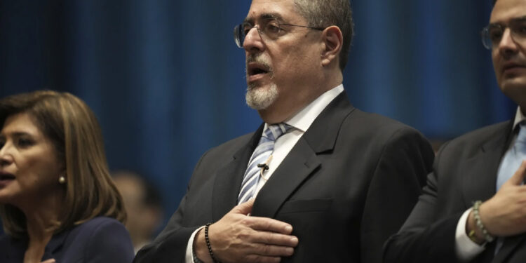 Bernardo Arévalo asume como presidente de Guatemala