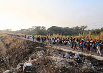 Migrantes acusan engaño de Gobierno de AMLO por no entregar documentos para transitar por México