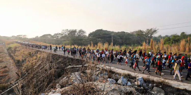 Migrantes acusan engaño de Gobierno de AMLO por no entregar documentos para transitar por México