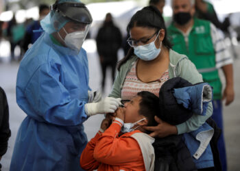 Hay 200 mil casos de Covid activos y 12 hospitales saturados