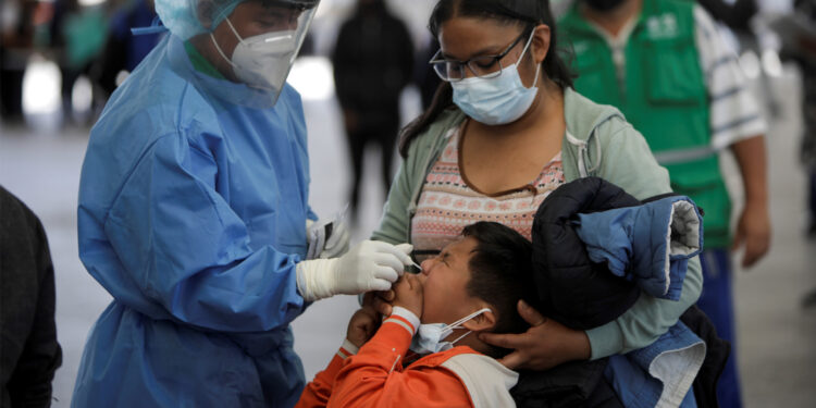 Hay 200 mil casos de Covid activos y 12 hospitales saturados