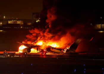 Chocan dos aviones en Tokio: hay cinco muertos