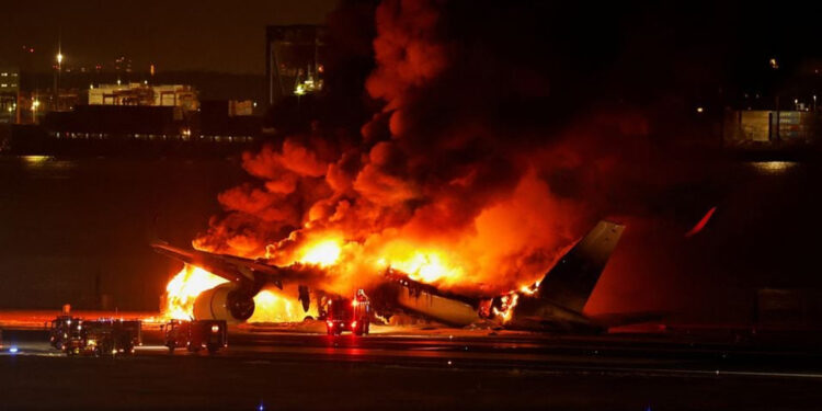 Chocan dos aviones en Tokio: hay cinco muertos