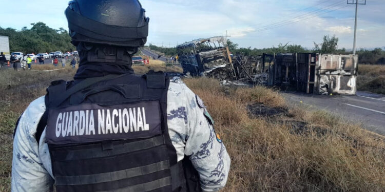 Accidente carretero en Sinaloa deja al menos 20 muertos y 20 heridos