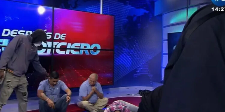 Policía de Ecuador libera a periodistas y camarógrafos de TC televisión; detiene a 13 asaltantes