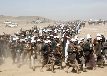 EE.UU. y Reino Unido atacan instalaciones de los hutíes en Yemen