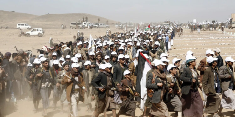 EE.UU. y Reino Unido atacan instalaciones de los hutíes en Yemen