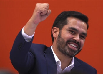 Elecciones 2024: AP califica a Máynez como “político desconocido”