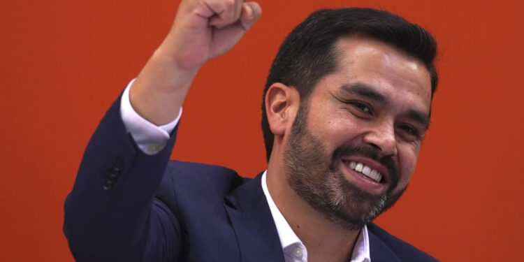 Elecciones 2024: AP califica a Máynez como “político desconocido”