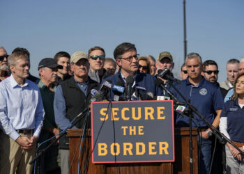 Republicanos visitan frontera en Texas: exigen políticas de inmigración más estrictas