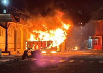 Pobladores de Lerdo de Tejada en Veracruz linchan a policías y queman el Palacio Municipal por asesinar a joven