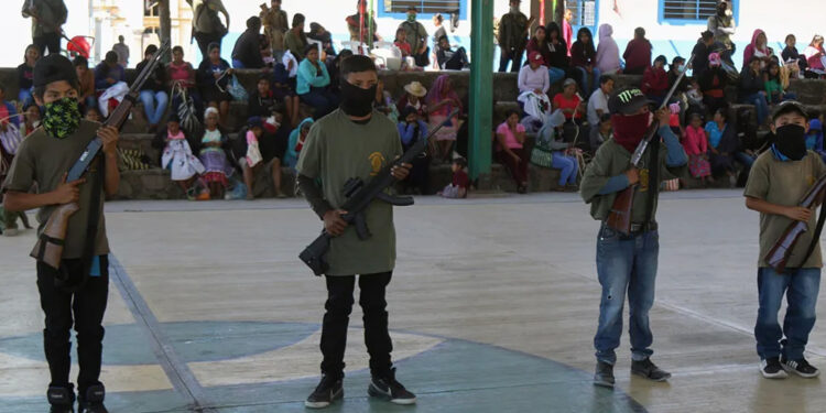 Niños toman las armas en Guerrero para defender comunidades del crimen