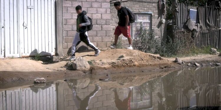 Familias de Texcoco inundadas de aguas negras