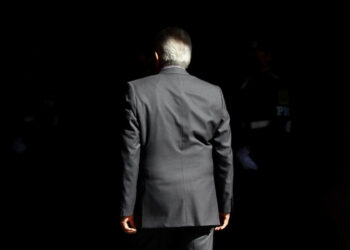 Aprobación de AMLO baja en 2024, revela encuesta