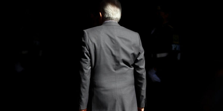 Aprobación de AMLO baja en 2024, revela encuesta