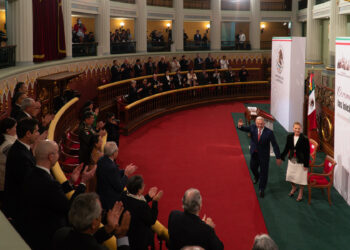 AMLO va por golpe a la Constitución con reformas