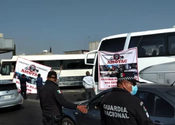 Realizan paro nacional de transportistas: Bloquean en autopistas