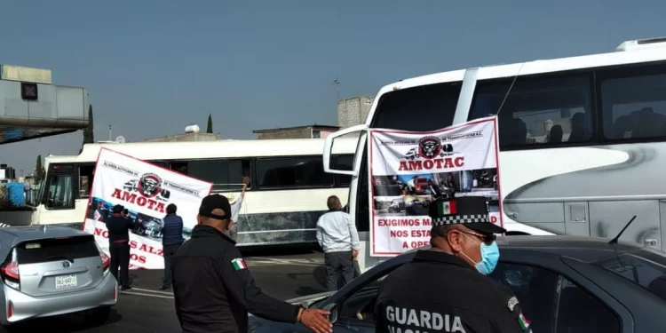 Realizan paro nacional de transportistas: Bloquean en autopistas