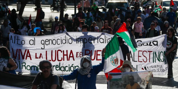 Protestan en Embajada de EE.UU. en México para exigir alto al genocidio en Gaza