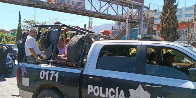 Patrullas sirven de transporte público tras suspensión del servicio por violencia en Chilpancingo