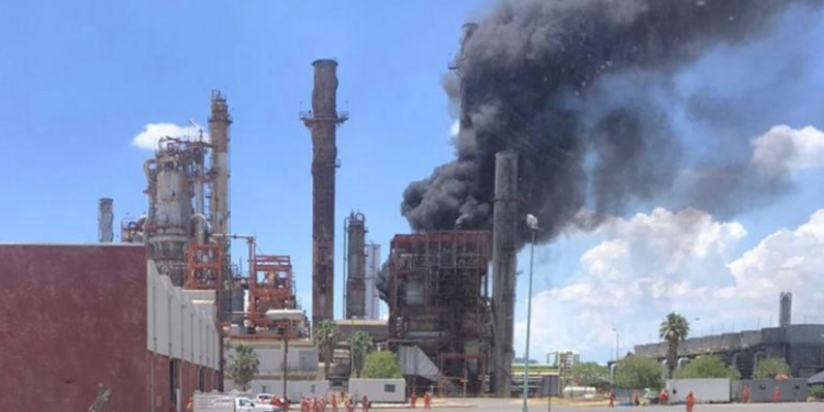 Álvarez Máynez pide consulta popular para clausurar refinería de Cadereyta en NL