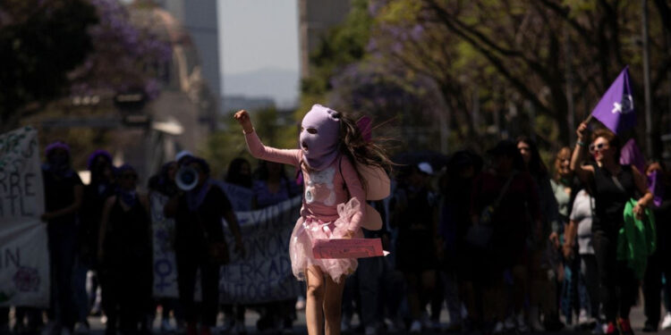 Violan a 39 mujeres al día en México